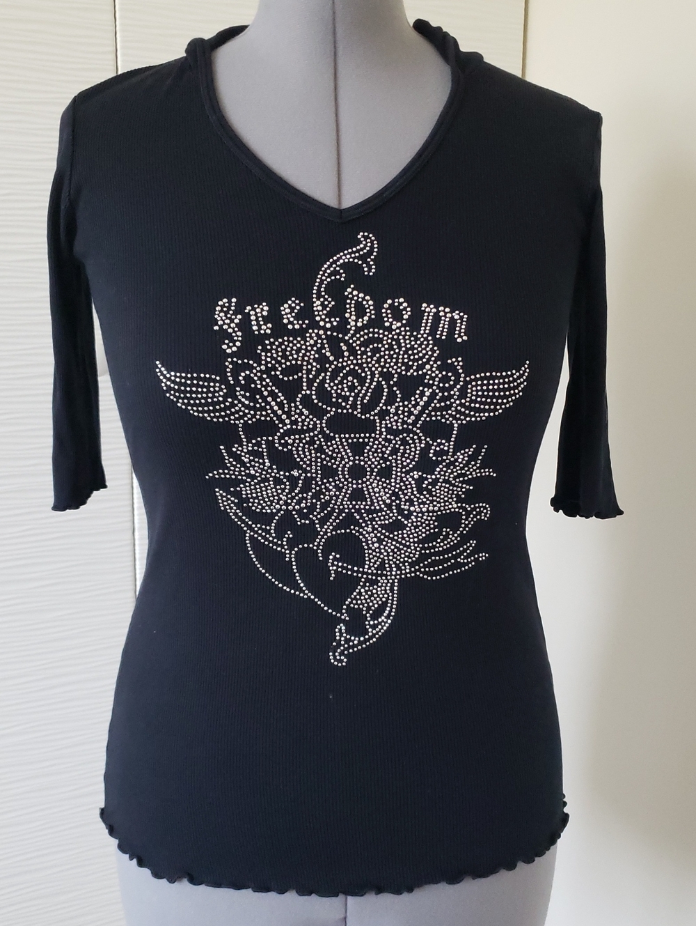 Freedom Women’s Black V-Neck Rhinestone Floral Graphic Top w/Hood Sz. M